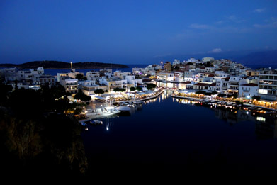 Agios Nikolaos et lac Voulismeni la nuit